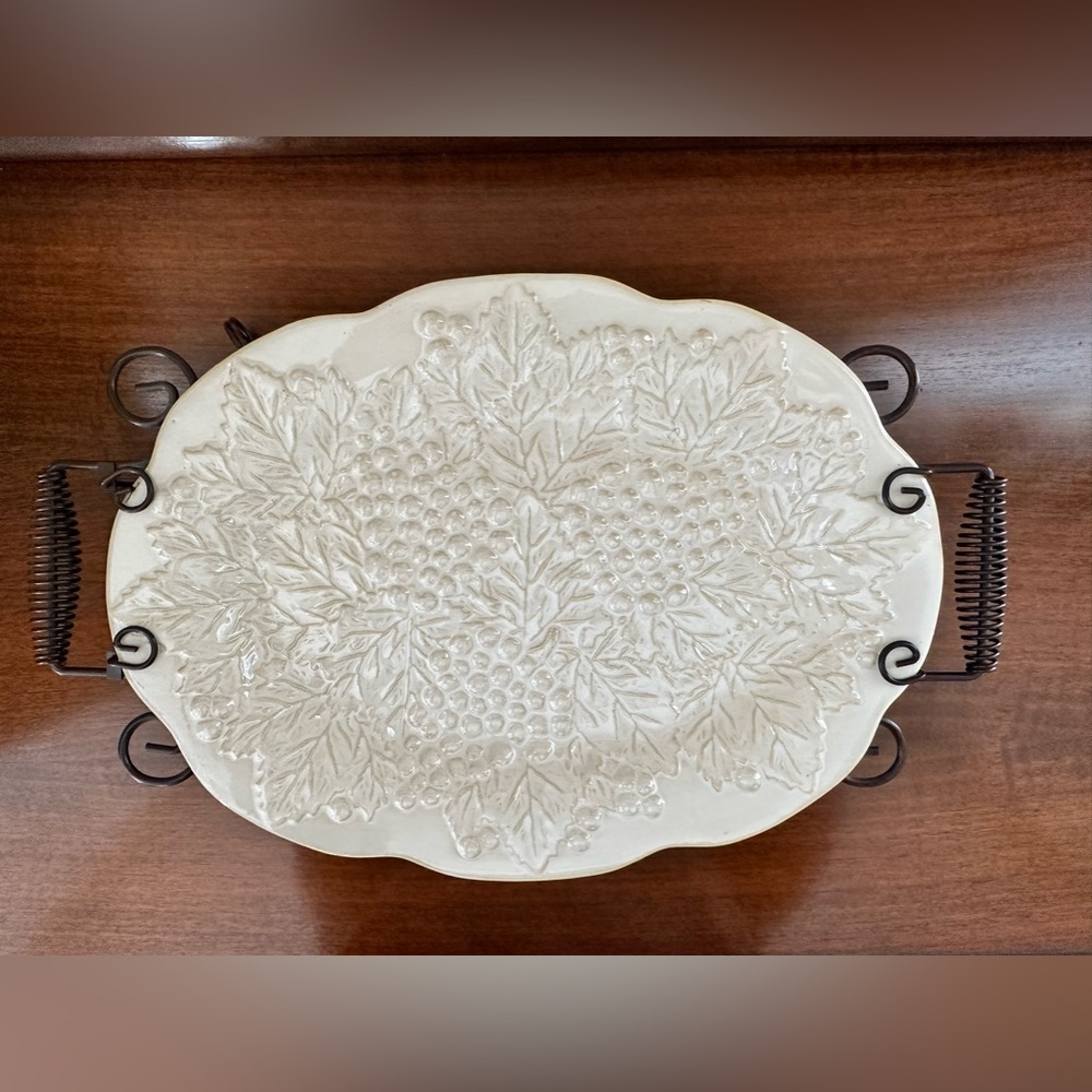 Ceramic decorative plate with metal stand